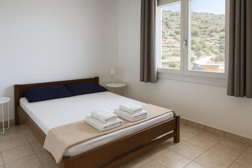 Postel nebo postele na pokoji v ubytování Aggelos & Melina Studios - Enjoy sunset from Aggelos!