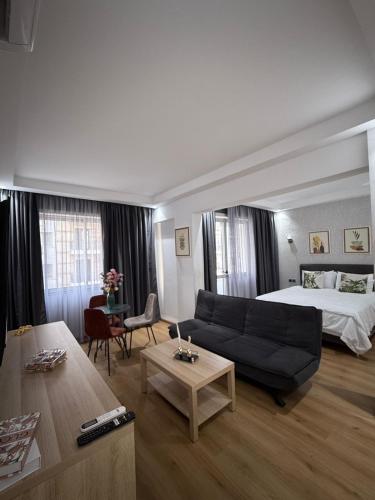 ein Wohnzimmer mit einem Bett und einer Couch in der Unterkunft Studio la capitale in Rabat