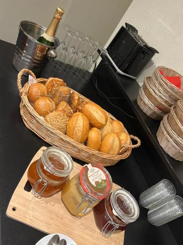 a basket of loaves of bread and a basket of honey at Hotel Villa-Bassermann, stilvoll, 2 Min zum Schloss, schnelles WLAN & Parkplatz in Schwetzingen