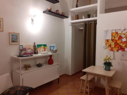 een kamer met een bureau, een tafel en een plank bij Casa Normanna in Salerno