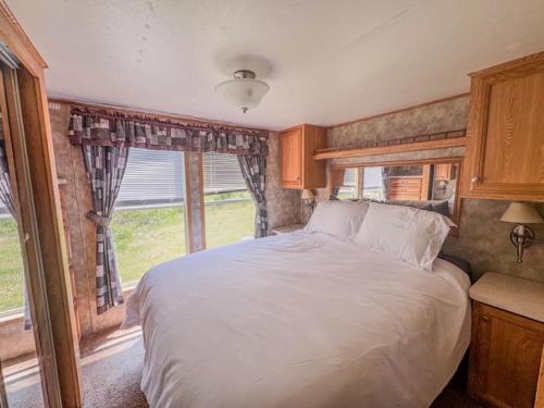 En eller flere senge i et værelse på Classic Camper on Black Lake