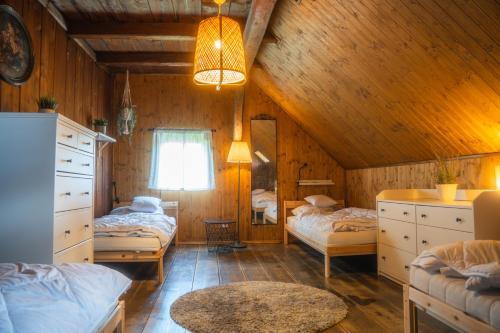 Giường trong phòng chung tại Chalupa Císařský