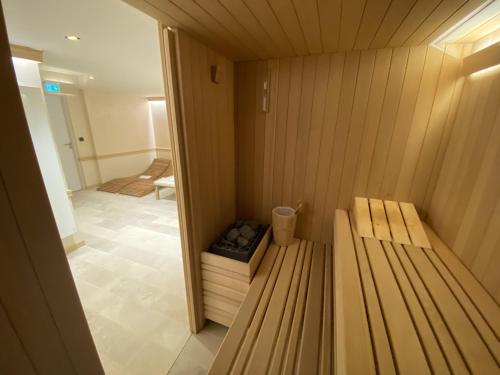 deux bancs dans une petite pièce avec un couloir dans l'établissement La Villa Mellifera, à Cernay-lès-Reims