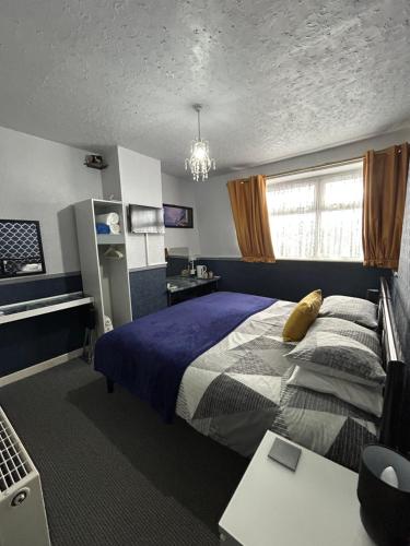 Postel nebo postele na pokoji v ubytování Hornby Villa B&B Couples & Families Only- Quiet Central Location- Near To Winter Gardens