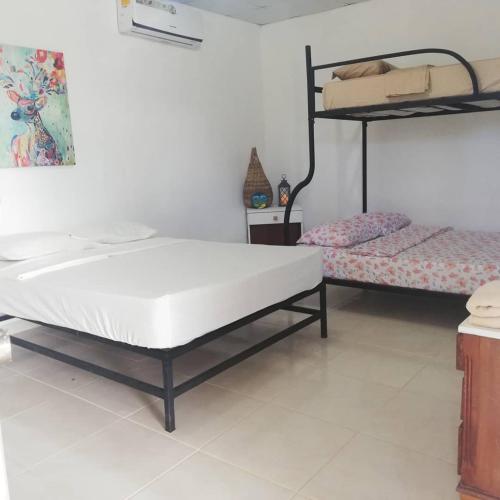 a bedroom with two bunk beds in a room at Hostal Tortuga Surf in Tonosí