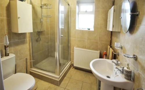une salle de bains avec douche, toilettes et lavabo dans l'établissement Seaford Snug, à Seaford