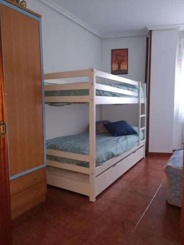 sypialnia z dwoma łóżkami piętrowymi w pokoju w obiekcie El Sueño del Maestro w mieście Suances