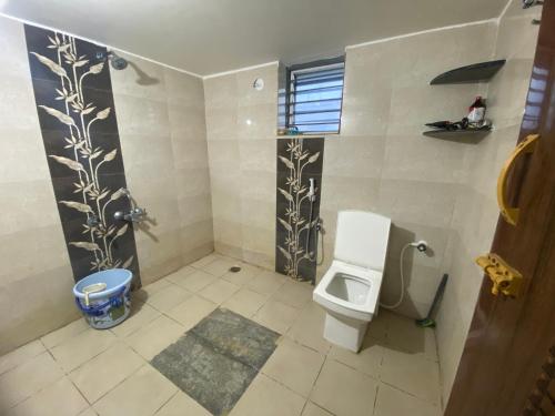 ein kleines Badezimmer mit Toilette und Dusche in der Unterkunft Jk homestay Mysore in Mysore