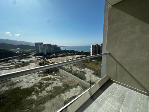 een balkon met uitzicht op de oceaan bij doca brisa in Santa Marta
