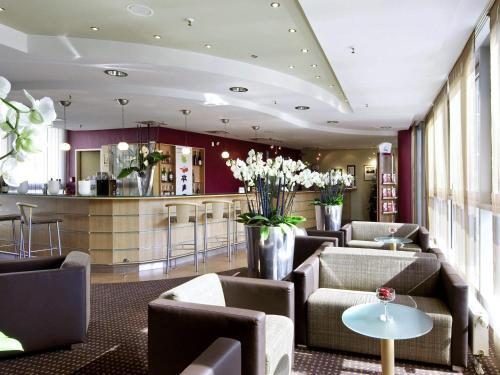 una hall di un hotel con divani e bar di Mercure Hotel Dortmund City a Dortmund