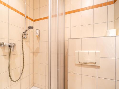 een badkamer met een douche met een douchekop bij Appartement mit skandinavischem Flair in Granzow