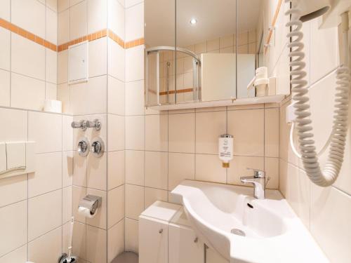 een witte badkamer met een wastafel en een douche bij Apartment für den perfekten Urlaub in Granzow