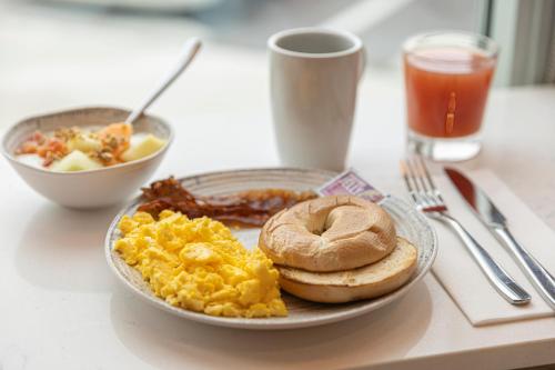 un piatto di cibo per la colazione su un tavolo di Courtyard Harrisonburg a Harrisonburg