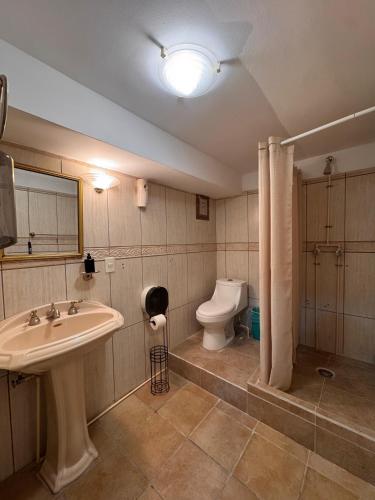 een badkamer met een wastafel en een toilet bij HOTEL MATAMOROS frente al consulado in Matamoros