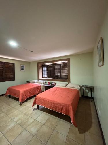 een slaapkamer met twee bedden en een raam bij HOTEL MATAMOROS frente al consulado in Matamoros