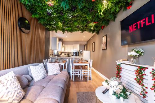 Et opholdsområde på Open Mind Property - 4 BR, Hot Tub & Free Parking