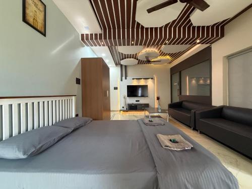 een groot bed in een woonkamer met een bank bij MUSHROOMS in Vasco Da Gama