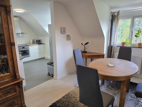 een keuken en eetkamer met een tafel en stoelen bij Atraktives Appartment in Neurenberg