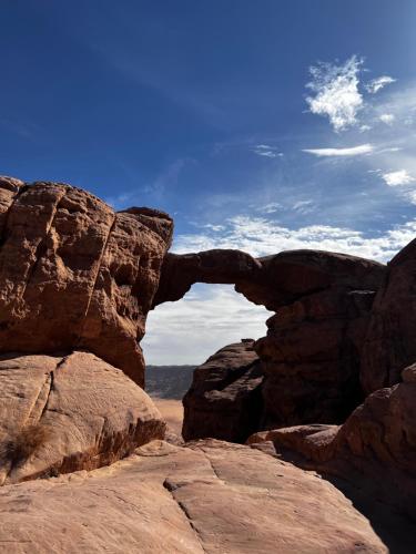 un arco nelle rocce del deserto di Rum Tale Camp a Wadi Rum