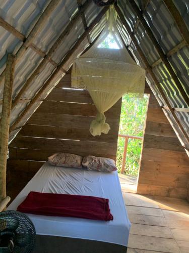 En eller flere senge i et værelse på Bangalô Garça 2 camas de casal e banheiro