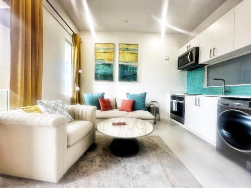 een woonkamer met een bank en een tafel bij Cayman Convenient Stay at Harbour Walk in Red Bay Estate