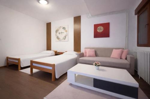 un soggiorno con un divano e un tavolo di Apartman Una a Plužine