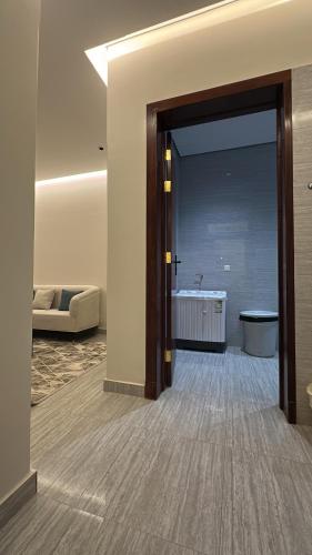 een kamer met een badkamer met een bad en een deur bij شقه بصالة وغرفتين نوم in Hafr Al Baten