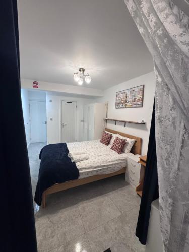 een slaapkamer met een bed in een kamer bij Bota Property in Kidlington