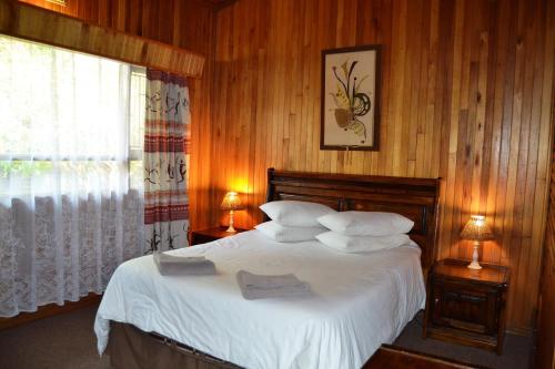 Un pat sau paturi într-o cameră la Log Cabin & Settlers Village