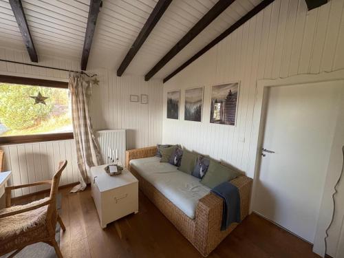 un salon avec un canapé et une fenêtre dans l'établissement Ferienhaus Bärenloch, à Hilders