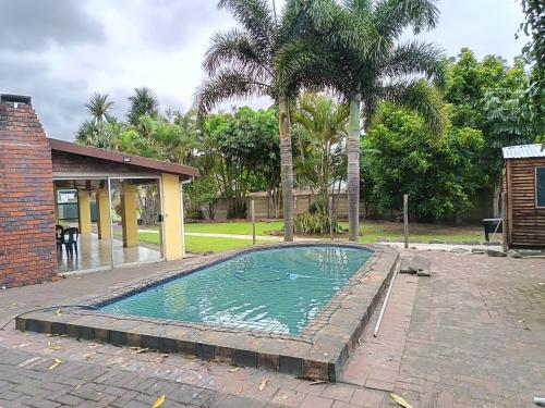 Swimmingpoolen hos eller tæt på Mboma Lodge