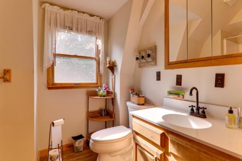 Et badeværelse på 2 Mi to Elk Mountain Poconos Escape on 11 Acres!