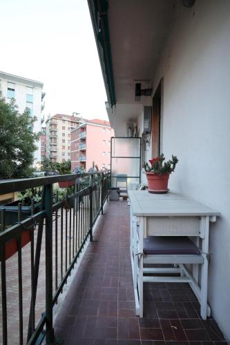 Monolocale Moderno con Balcone e Aria Condizionata