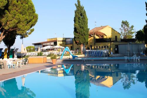 The swimming pool at or close to Camping Village Mar y Sierra