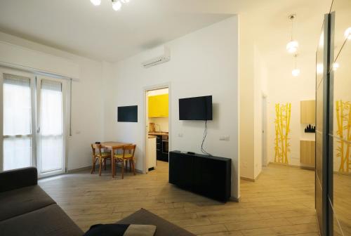 Monolocale Moderno con Balcone e Aria Condizionata