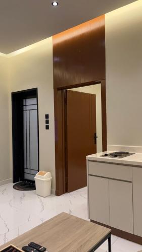 een kamer met een keuken met een aanrecht en een deur bij Supreme suites in Al Kharj