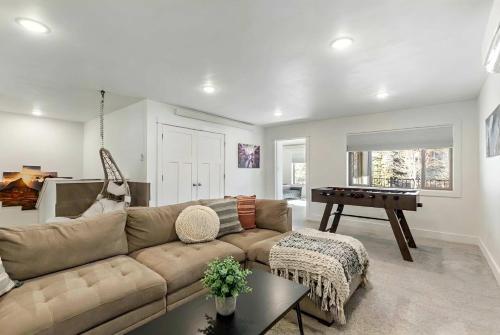 ein Wohnzimmer mit einer Couch und einem Billardtisch in der Unterkunft Tablerock Townhome in Victor