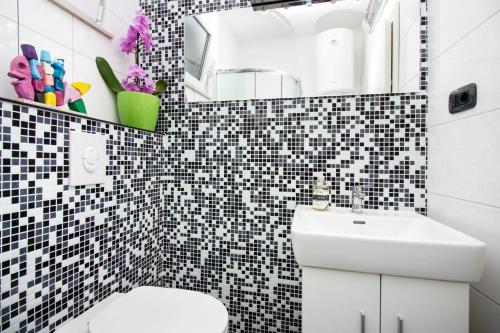 ein Badezimmer mit einer schwarz-weiß gefliesten Wand in der Unterkunft Modern Apartment in Trogir - 70 m² - Parking Included in Trogir