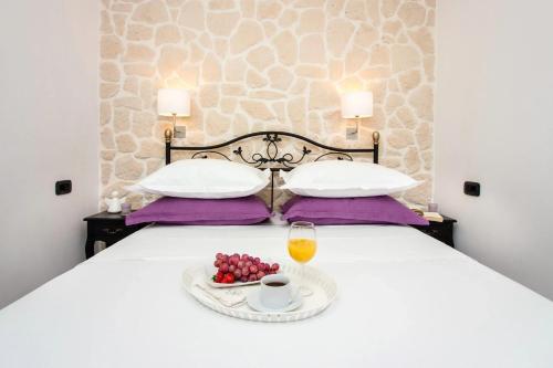 Bett mit einem Tablett mit Obst und einem Glas Orangensaft in der Unterkunft Modern Apartment in Trogir - 70 m² - Parking Included in Trogir