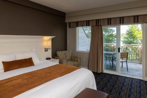 una camera d'albergo con un letto e un balcone di Sherwood Inn a Port Carling