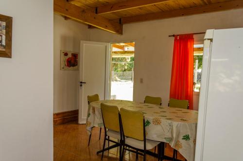 een eetkamer met een tafel en stoelen bij Quinta El Oasis in Junín