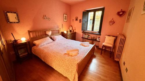 una camera da letto con un letto grande e una finestra di BARDONECCHIA SCI E RELAX a Bardonecchia