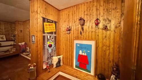 una stanza con una parete di legno con sopra dei costumi di BARDONECCHIA SCI E RELAX a Bardonecchia