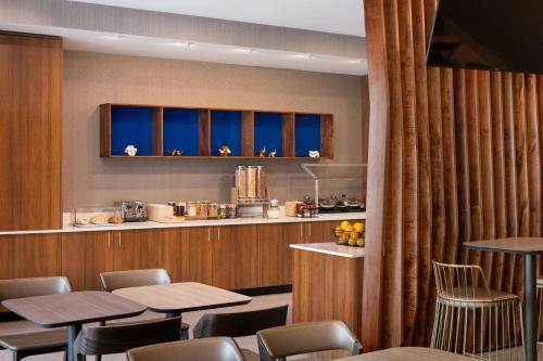 Kuchyň nebo kuchyňský kout v ubytování SpringHill Suites by Marriott Detroit Sterling Heights