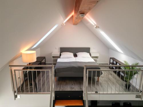 een slaapkamer met een bed op zolder bij FeWo D&Y -barrierefrei- in Ubstadt-Weiher