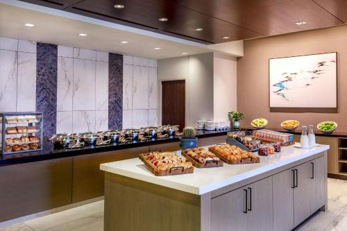 een bakkerij met veel verschillende soorten gebak te zien bij The Westin Washington Dulles Airport in Herndon