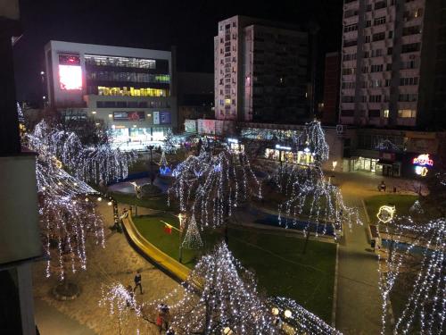 una città illuminata di notte con luci di Natale di Central suite a Piteşti