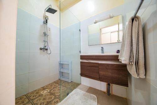 Et badeværelse på Beachside Bungalow - Your Private Own Beach