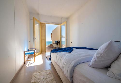 En eller flere senge i et værelse på Beachside Bungalow - Your Private Own Beach