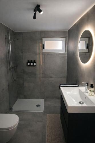 Et badeværelse på Modernes ruhiges Appartement mitten in Bad Rappenau mit Frühstück